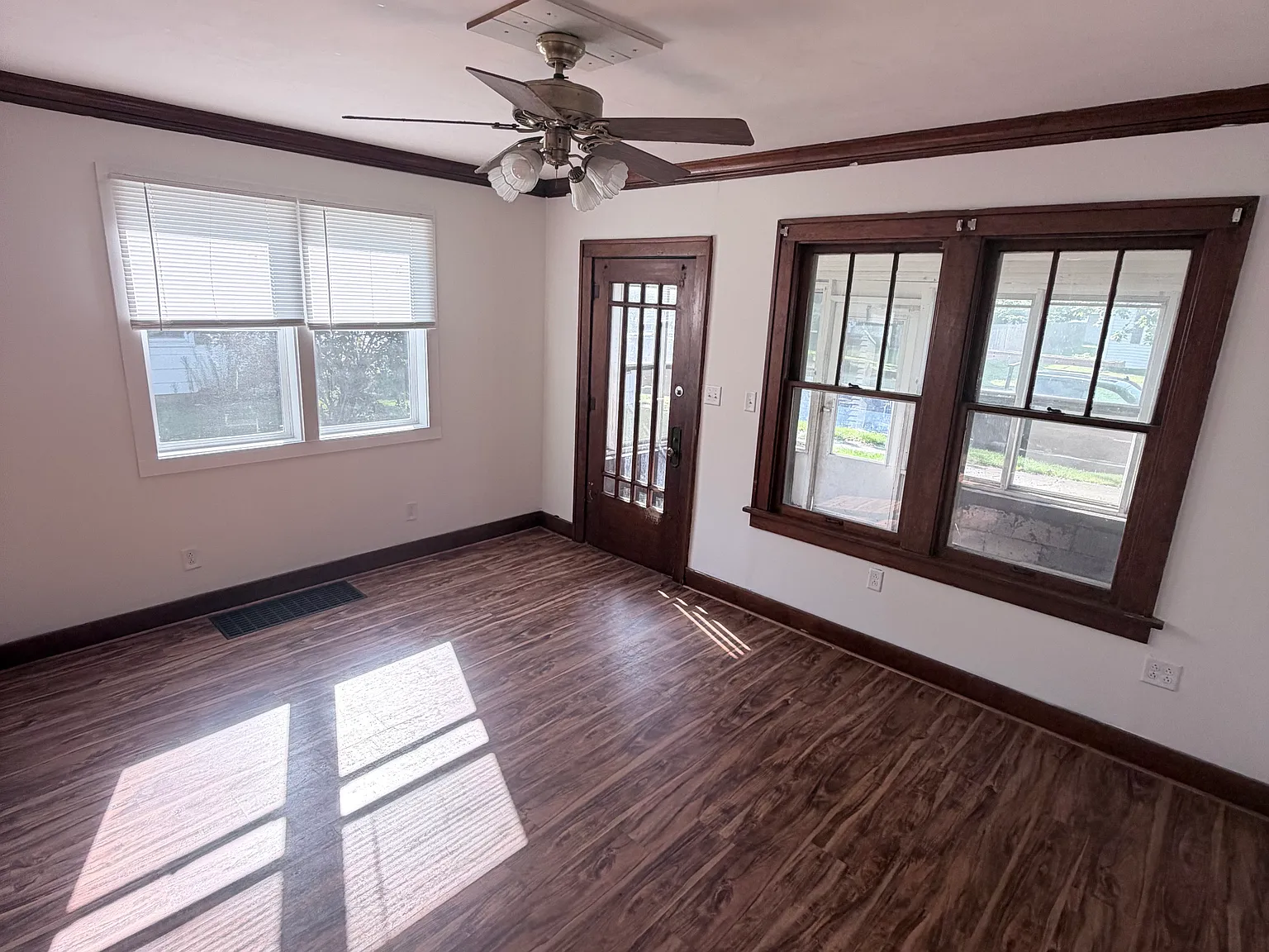 3 bed, 1.5 bath, 1200 sqft, $1,250 — Photo 1