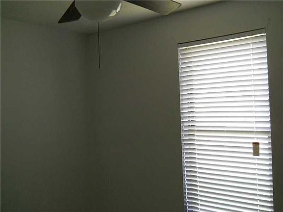 3rd image of 142 E Oakland St