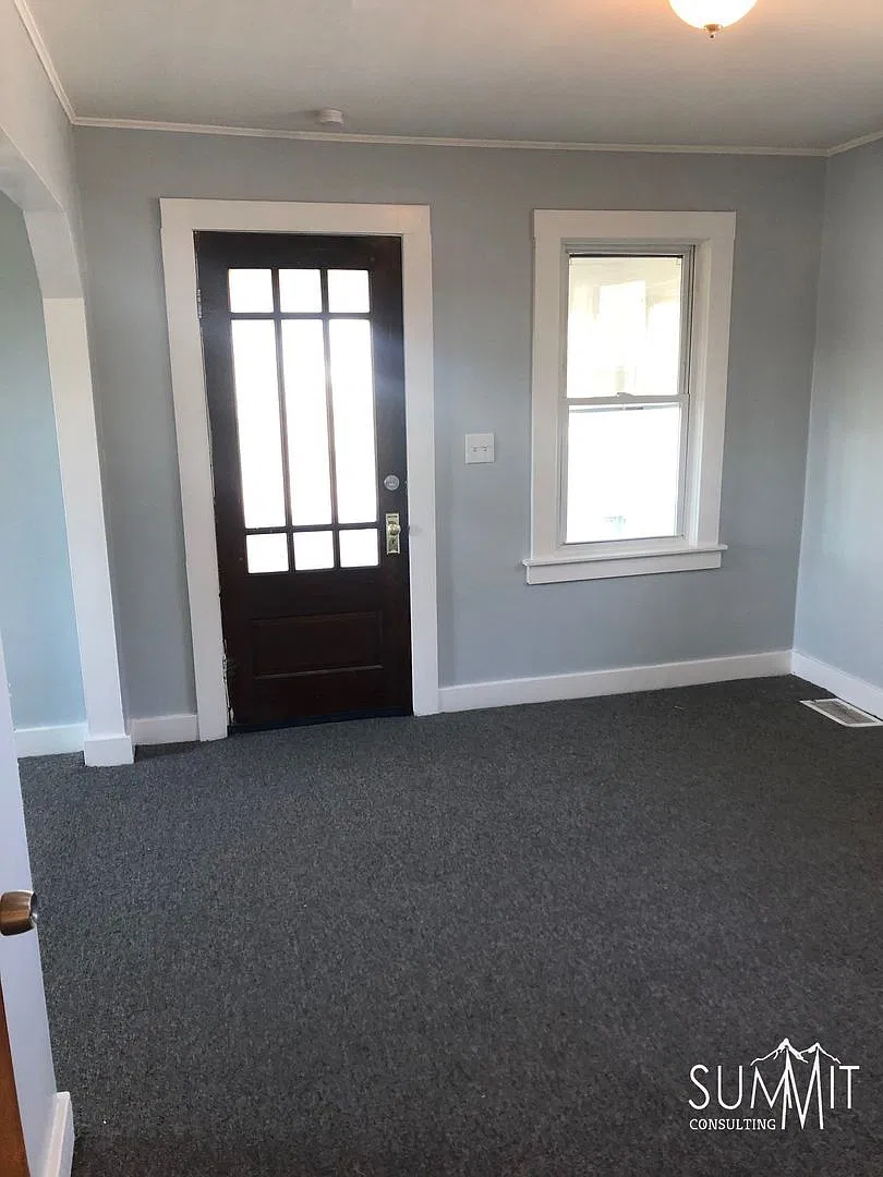 Great 2 Bedroom, 1 Bathroom Bungalow in Center line! — Photo 3