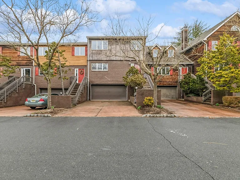 11 Astor Ct — Photo 29