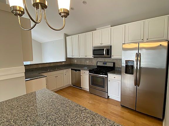 KITCHEN W/ EATING AREA
