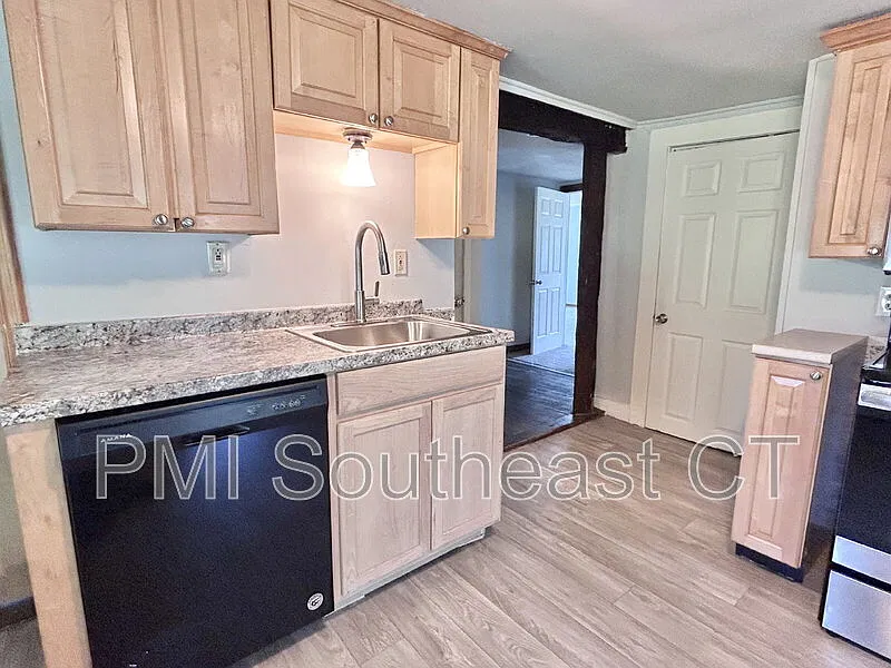 3 bed, 1.0 bath, 1162 sqft, $1,800 — Photo 2