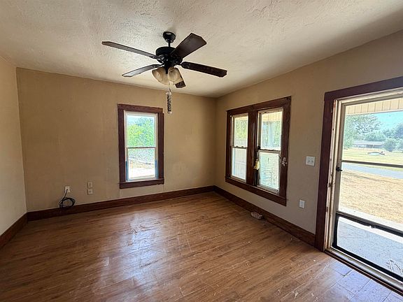 4th image of 109 W Apache Ave