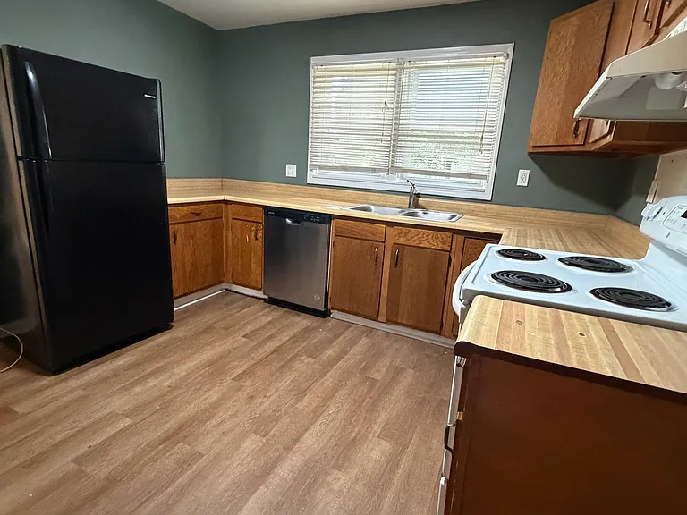 1113 Park Ln — Photo 3