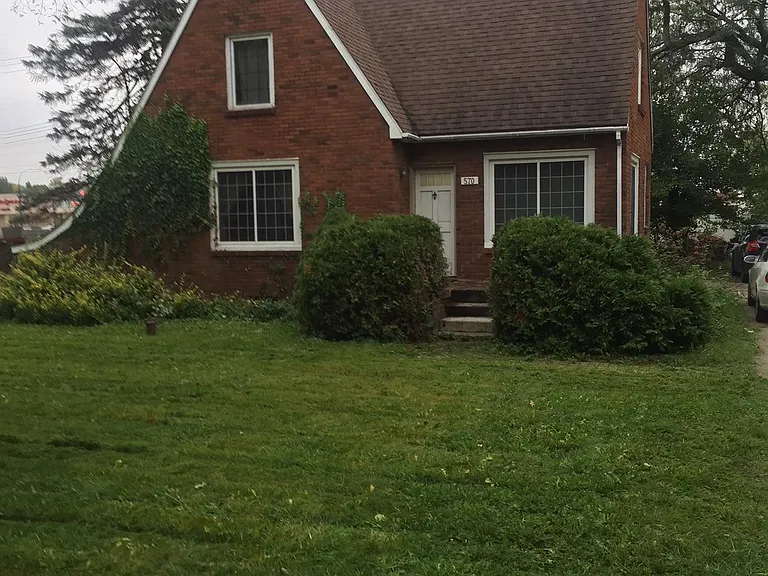 570 Fairfield St — Photo 13