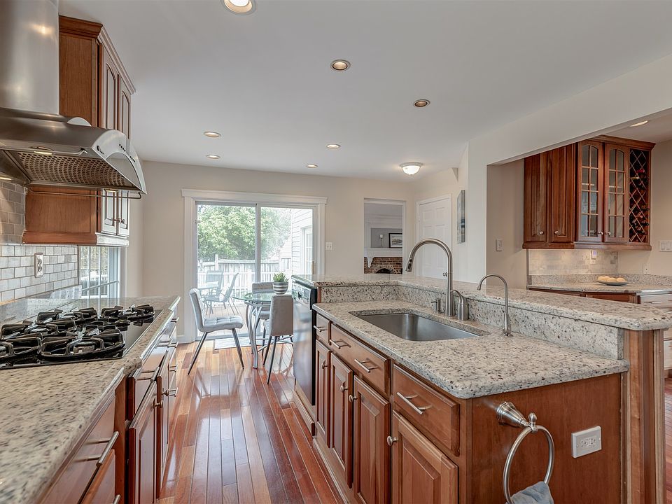 Kitchen and eat in area