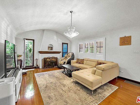 3rd image of 2039 Veteran Ave