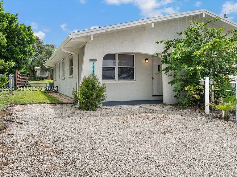3317 NE Jeannette Dr — Photo 2