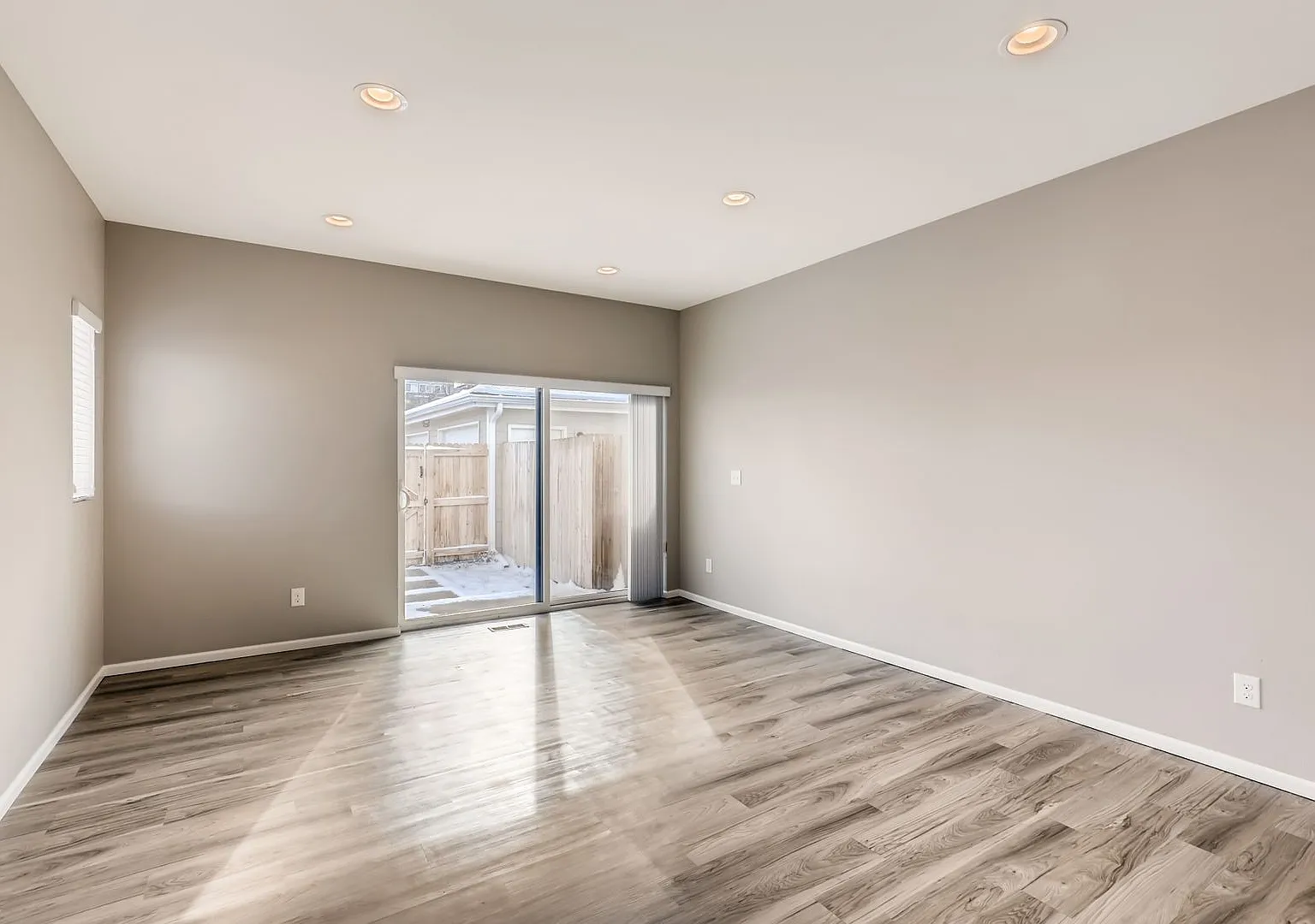 Beautiful 4 Bedroom 4 Bathroom half Duplex in the heart of Englewood — Photo 4