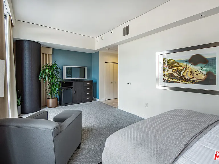 13650 Marina Pointe Dr #906 — Photo 39