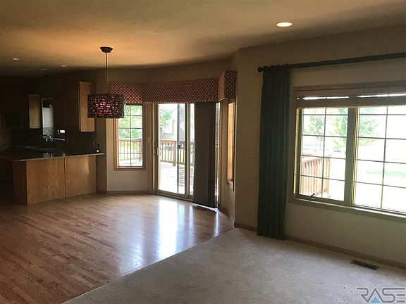 3rd image of 708 W Victory Ln