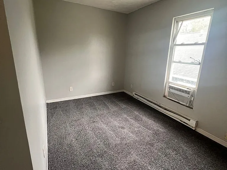 1005 W Kilgore Ave — Photo 8