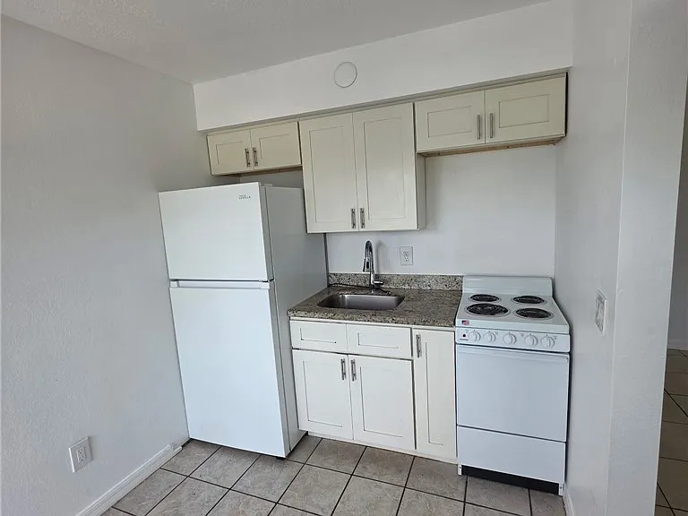 2452 Stella St #106 — Photo 8