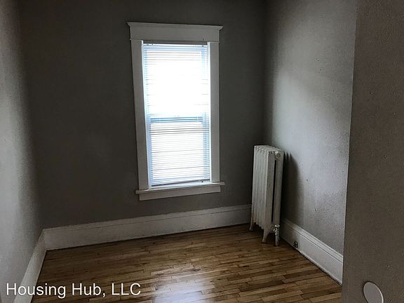 4th image of 1527 Logan Ave N #1