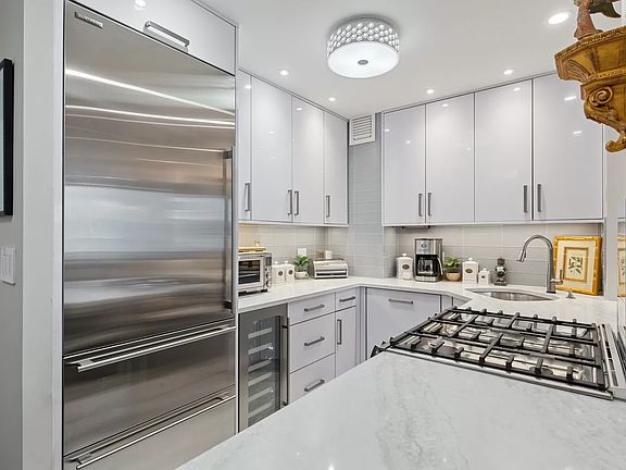 4th image of 61 W 62nd St APT 16B