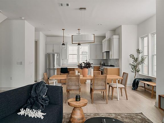 3rd image of 2209 Woodland Ave #601