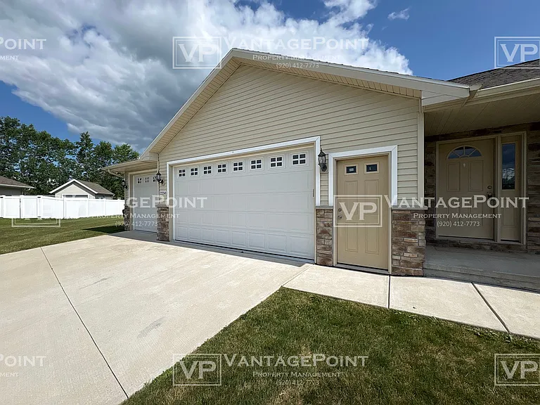 2250 Daly Dr — Photo 3