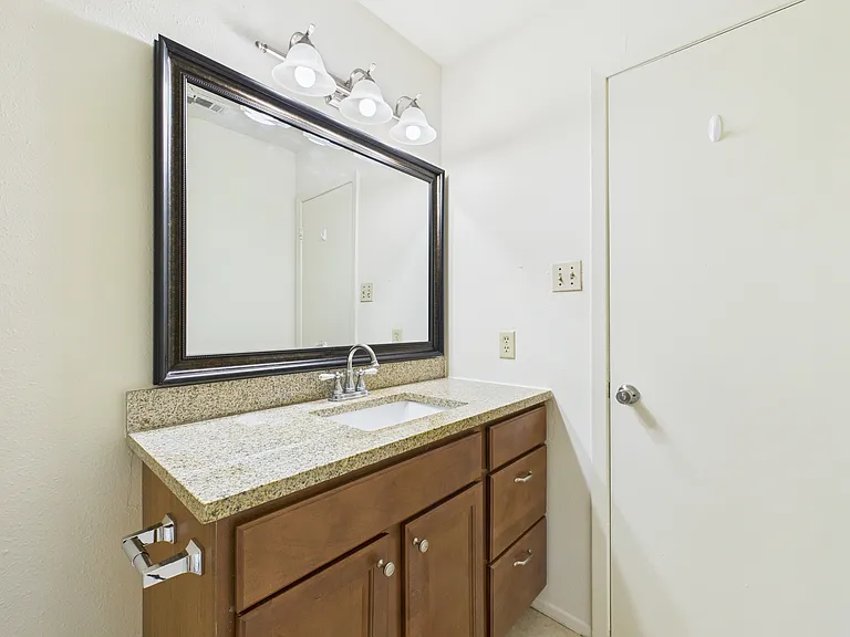 807 Frio Cir — Photo 14