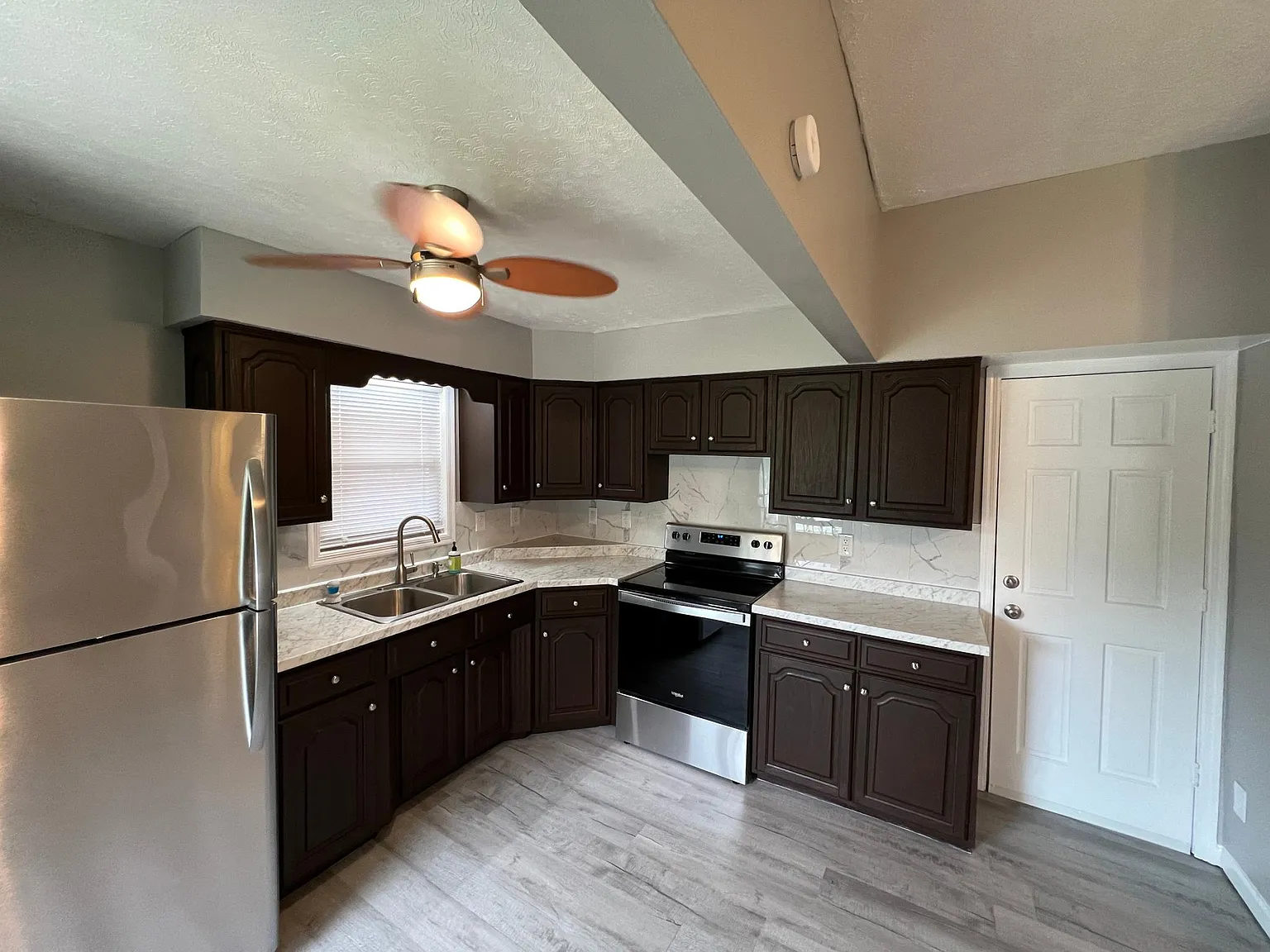662 E Jefferson Street — Photo 3