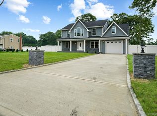 37 Pentmoor Dr, Mastic, NY 11950
