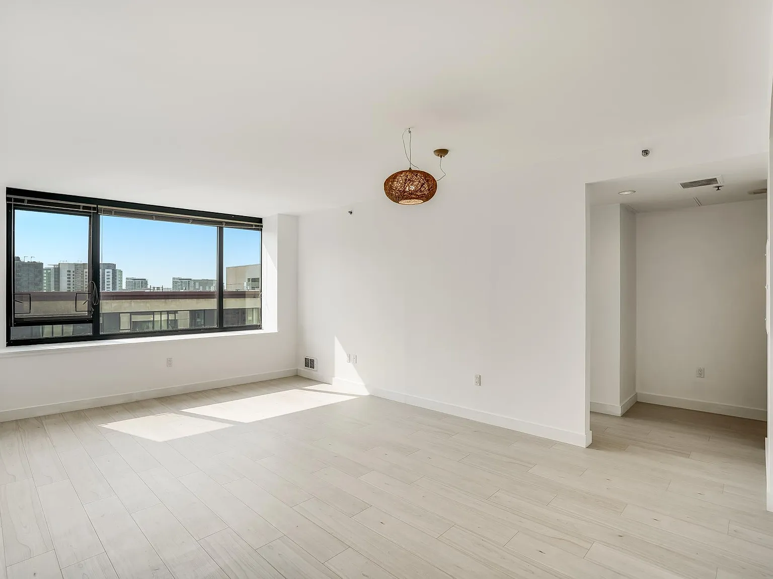 1 bed, 888 sqft, $5,200 — Photo 1