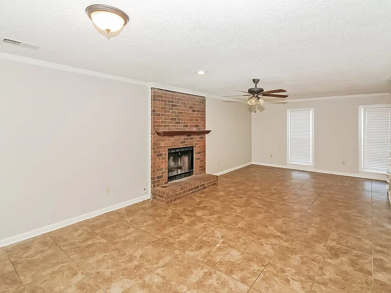 476 Griffon Dr — Photo 5