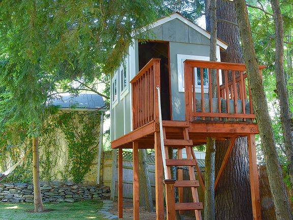 A TREEHOUSE!!! 