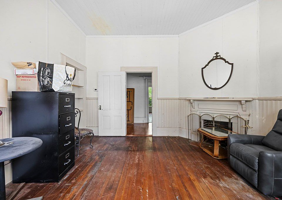 22nd image of 414 S Hutchinson Ave