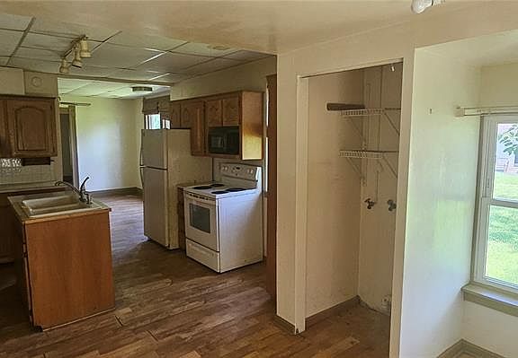 5th image of 804 4th St E