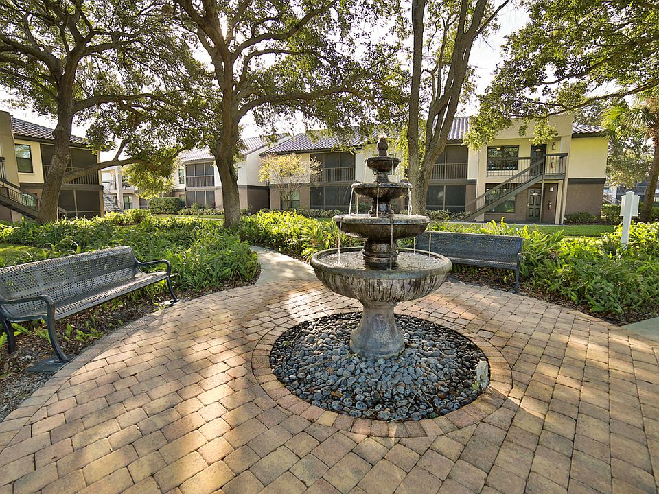 The Palms of Clearwater Apartments Courtyard with Fountain