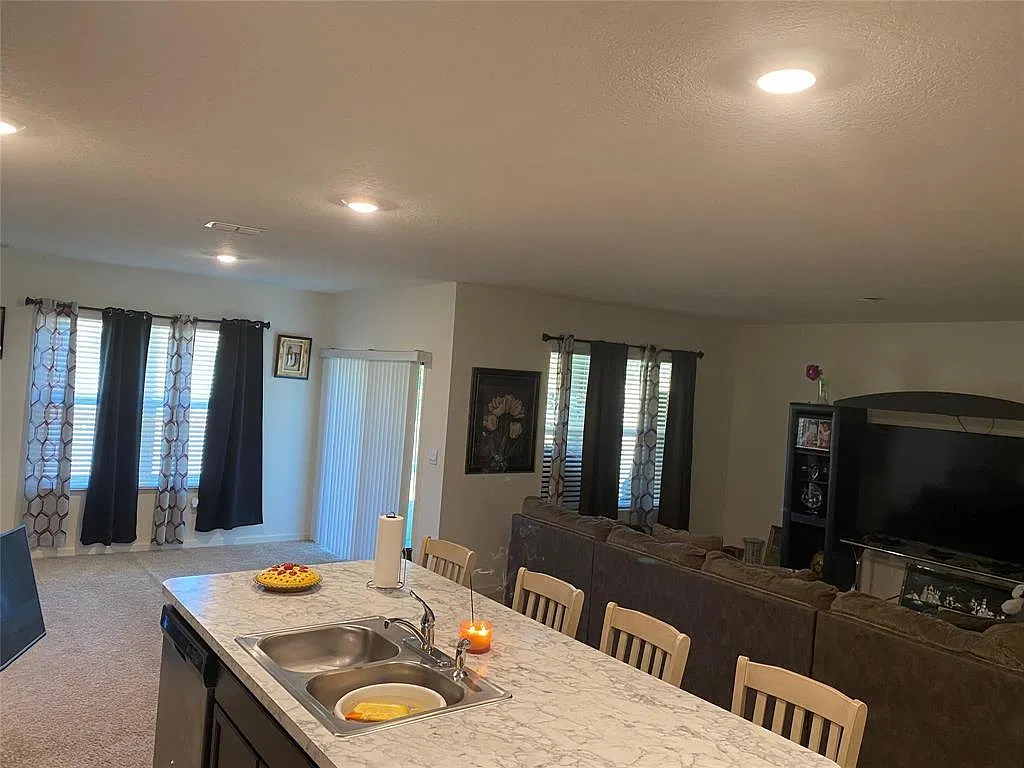 3 bed, 2.0 bath, 1672 sqft, $1,000 — Photo 2