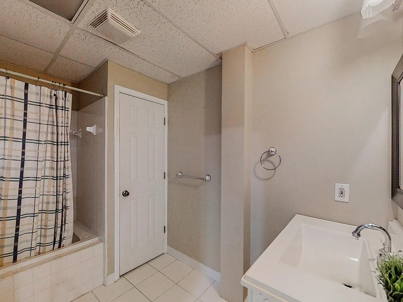 4 bed, 2.0 bath, 2367 sqft, $957 — Photo 3