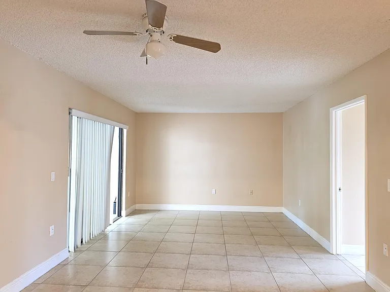 1542 Lake Crystal Dr #H — Photo 33