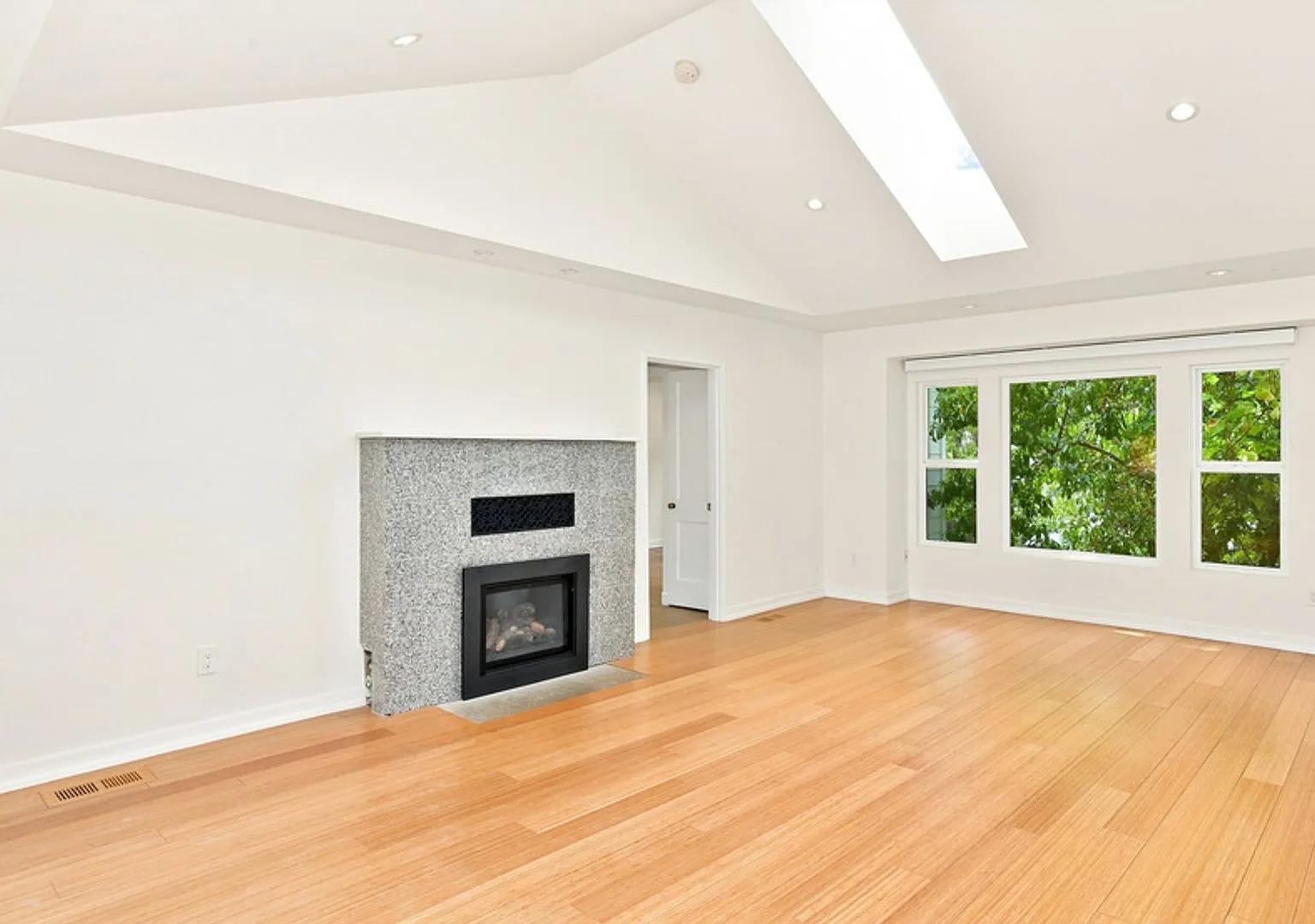 Prime Wallingford location 4 bed, 3 bath with updates. — Photo 4