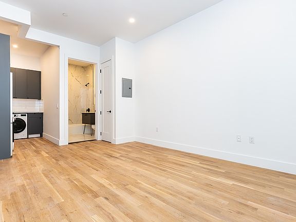 4th image of 422 1/2 Gates Ave #1P