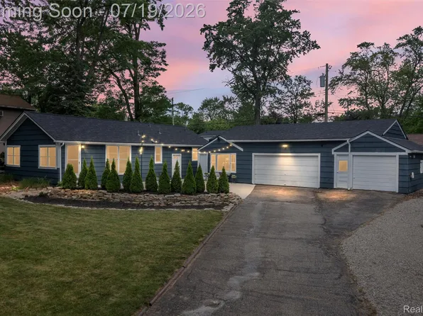 4174 Bunker Ave, West Bloomfield, MI 48323