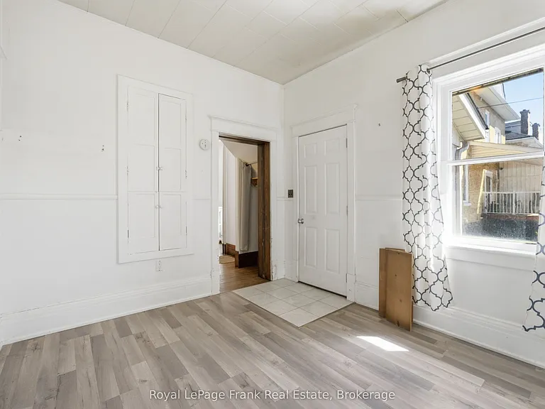 279 Kent St W — Photo 8