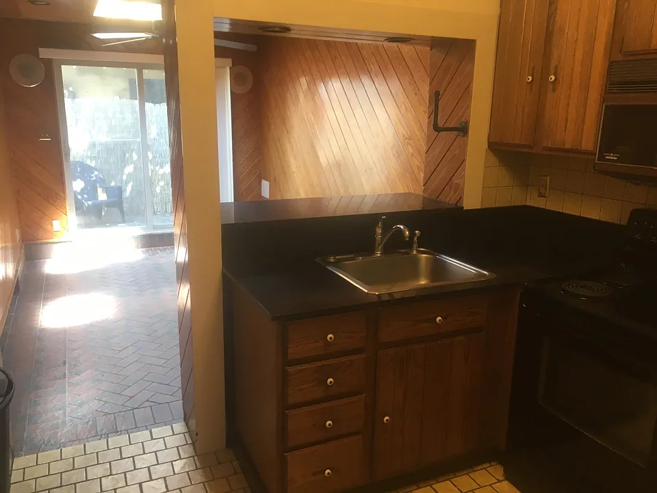 kitchen/ sun room