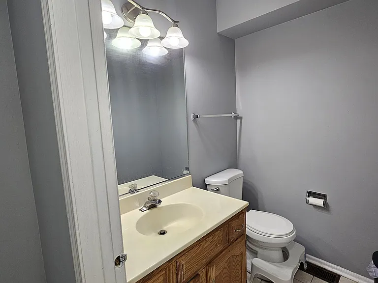 121 Hampton Ave — Photo 11