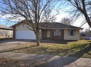 3070 W Village Ter, Springfield, MO 65810