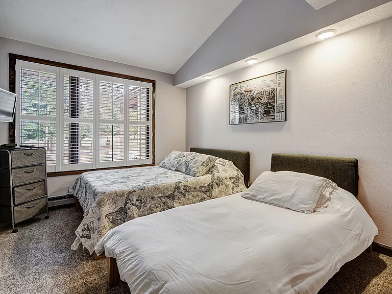 2nd bedroom; queen and twin XL