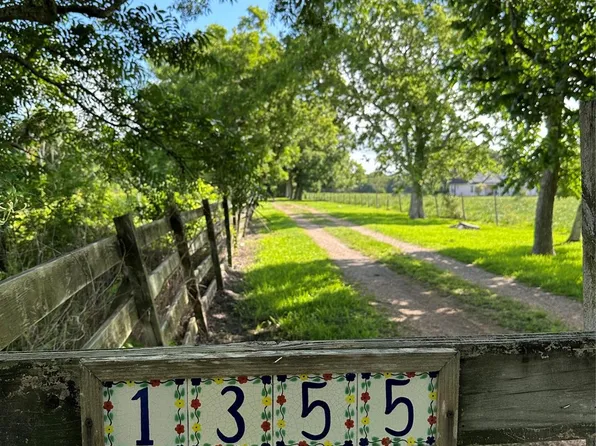 1355 County Road 145, Alvin, TX 77511
