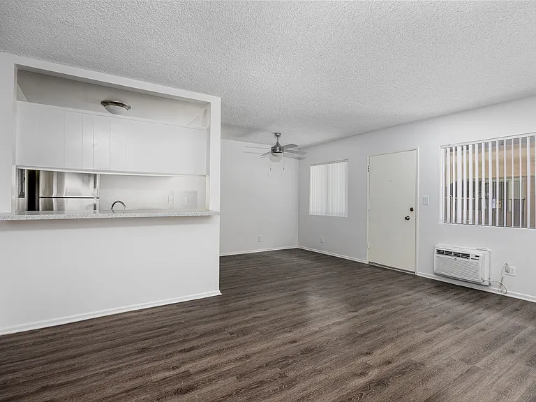 Vanowen Plaza — Photo 12