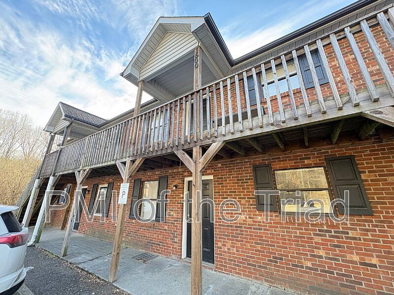 1st image of 1600 Oak Croft Ct APT A