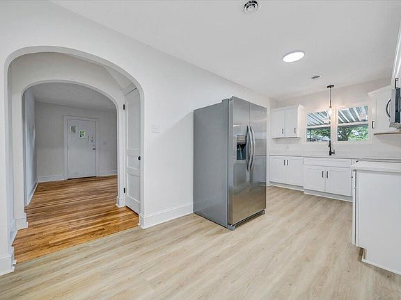 4th image of 323 Whittaker Ave NE