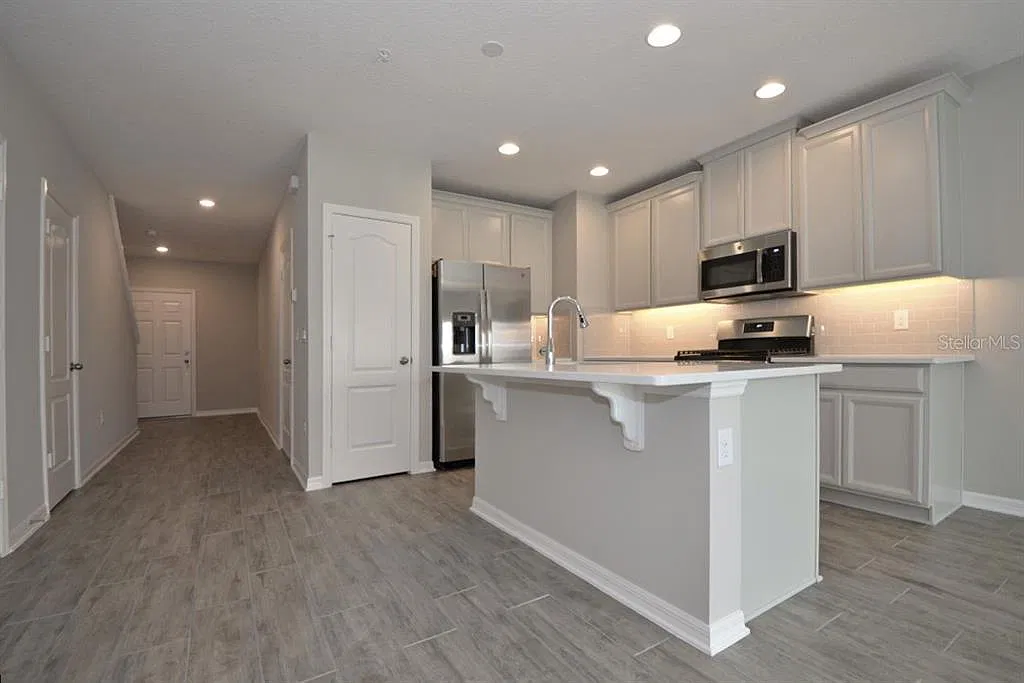 3 bed, 2.5 bath, 1379 sqft, $2,350 — Photo 4