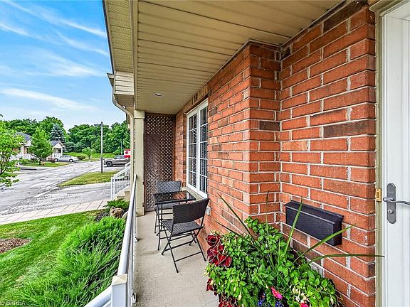 4th image of 54 Garden Ave #11