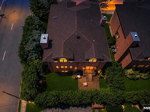 5th image of 335 Riverdale Dr