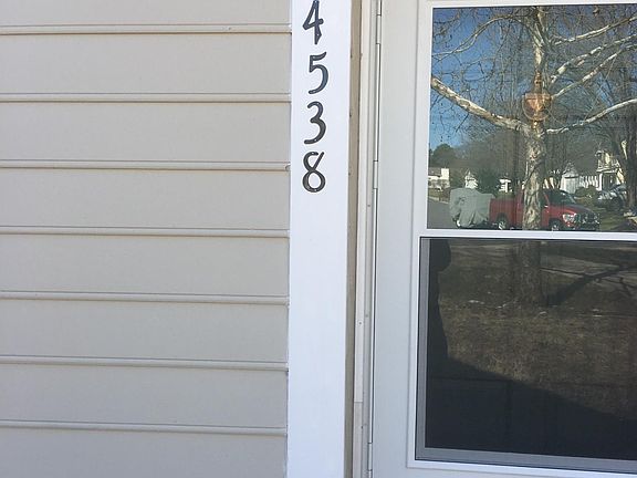 Front entrance. New Storm door. 