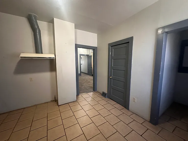 1529 E 32nd St #1 — Photo 3